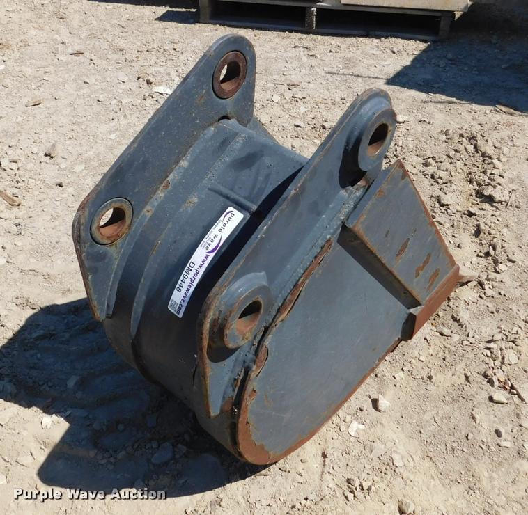 image for item DM9448 Melroe 12"W bucket