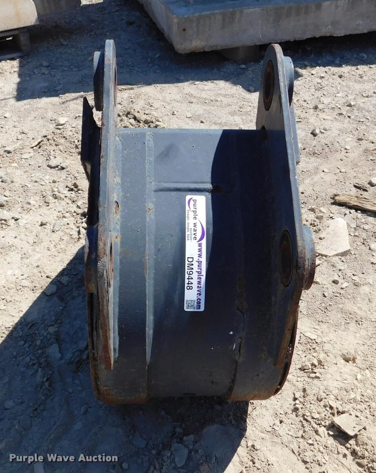 image for item DM9448 Melroe 12"W bucket