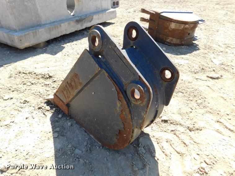 image for item DM9448 Melroe 12"W bucket