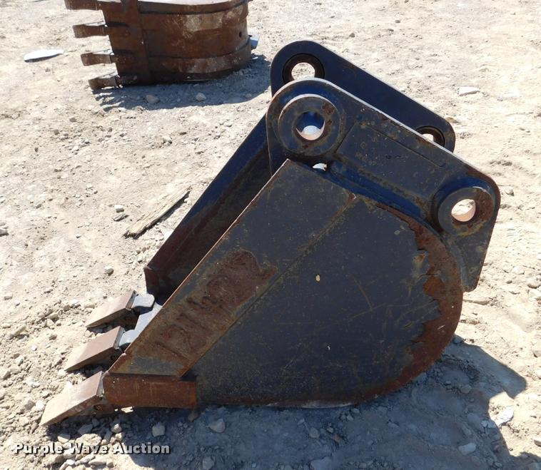 image for item DM9448 Melroe 12"W bucket