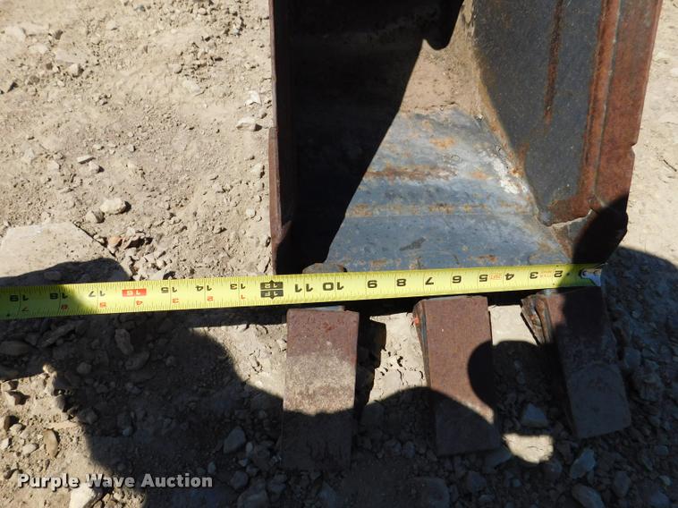 image for item DM9448 Melroe 12"W bucket