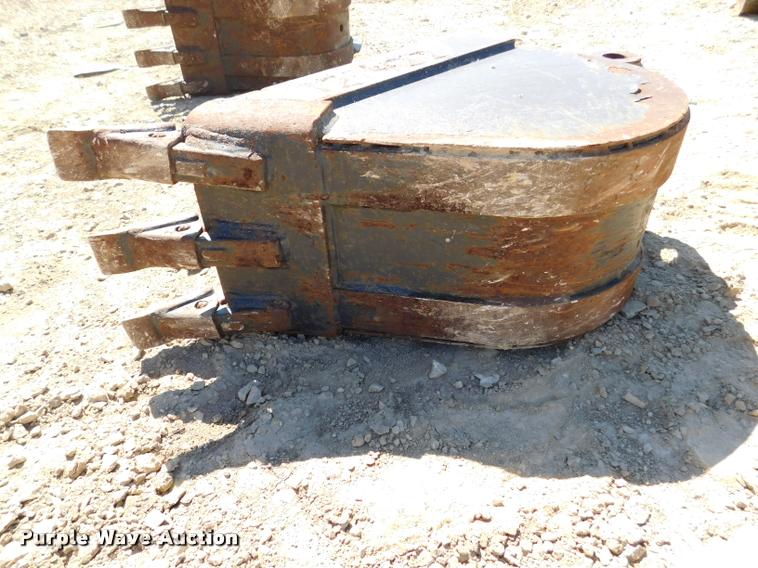 image for item DM9448 Melroe 12"W bucket