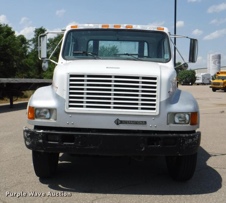 image for item K5915 2001 International 4700 wrecker truck