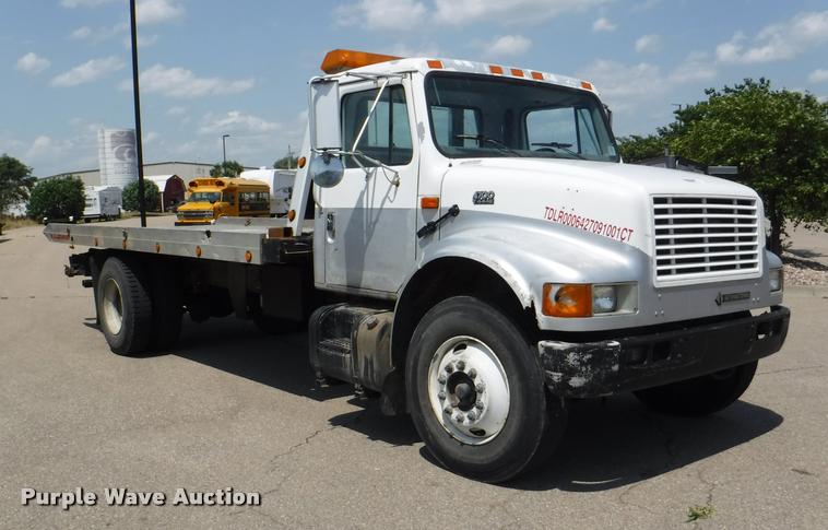 image for item K5915 2001 International 4700 wrecker truck