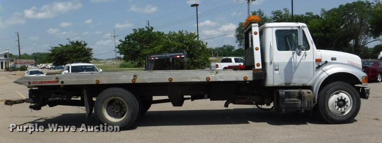 image for item K5915 2001 International 4700 wrecker truck