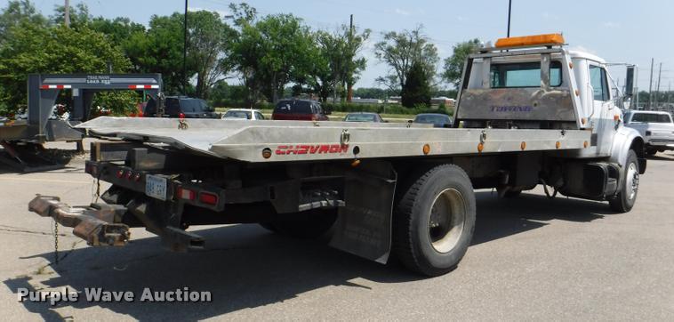 image for item K5915 2001 International 4700 wrecker truck