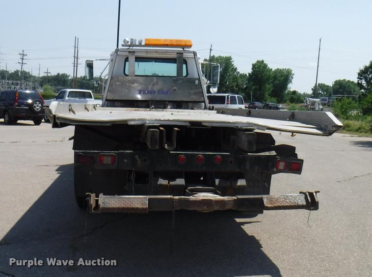 image for item K5915 2001 International 4700 wrecker truck