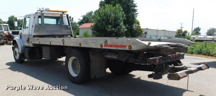image for item K5915 2001 International 4700 wrecker truck