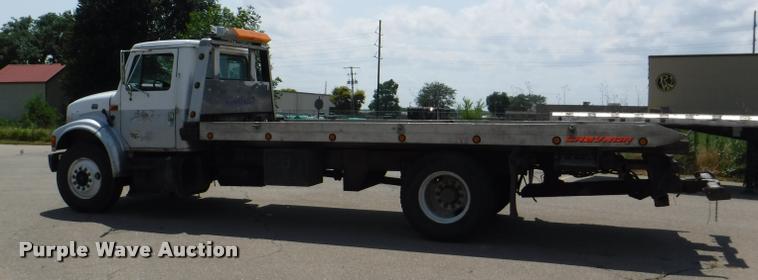 image for item K5915 2001 International 4700 wrecker truck