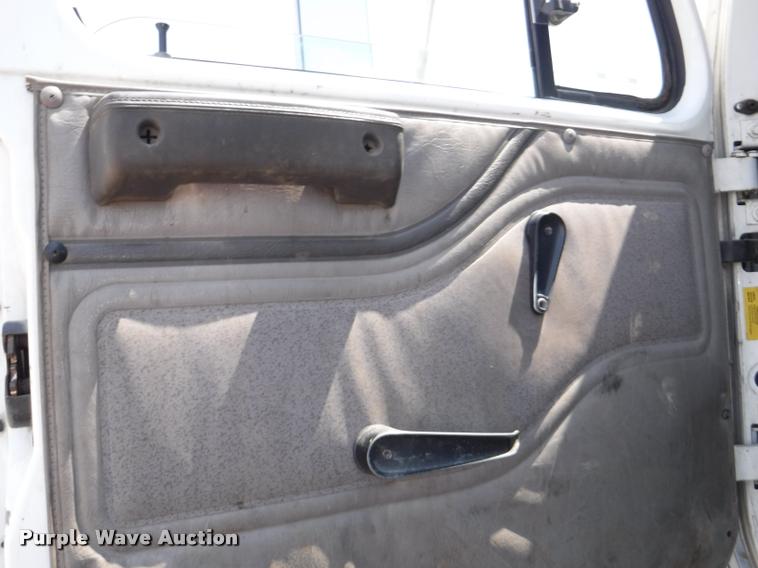 image for item K5915 2001 International 4700 wrecker truck