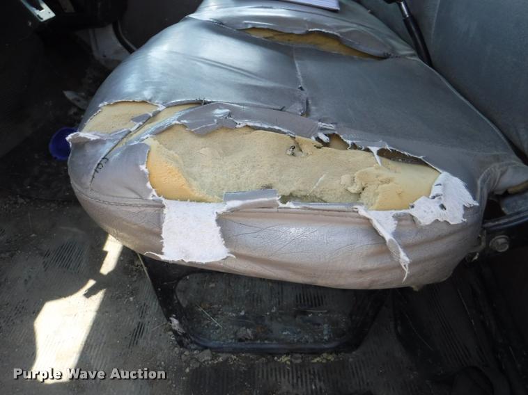 image for item K5915 2001 International 4700 wrecker truck