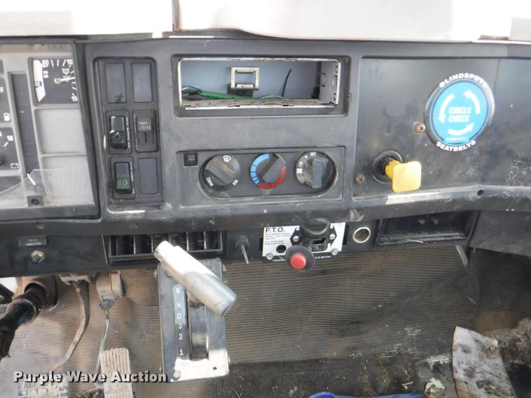 image for item K5915 2001 International 4700 wrecker truck