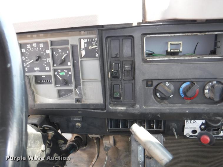 image for item K5915 2001 International 4700 wrecker truck