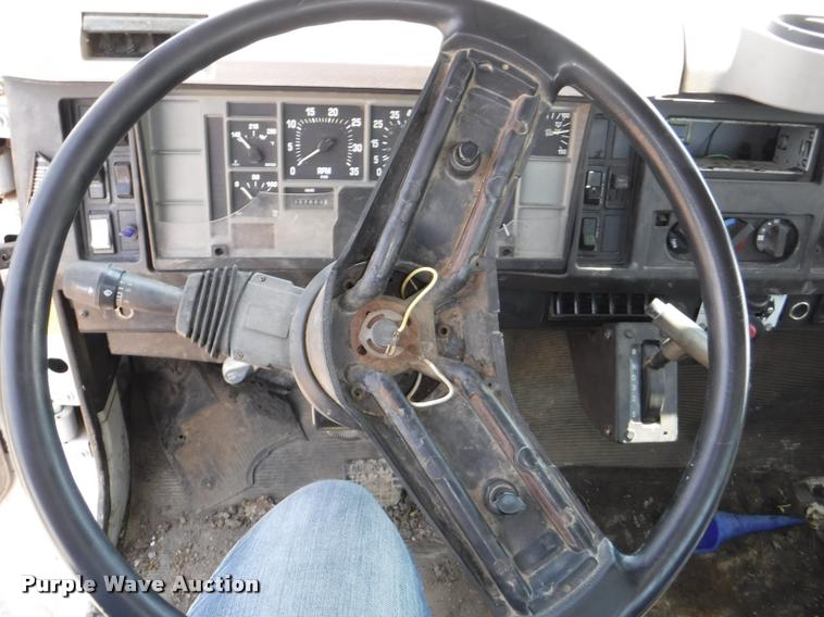 image for item K5915 2001 International 4700 wrecker truck