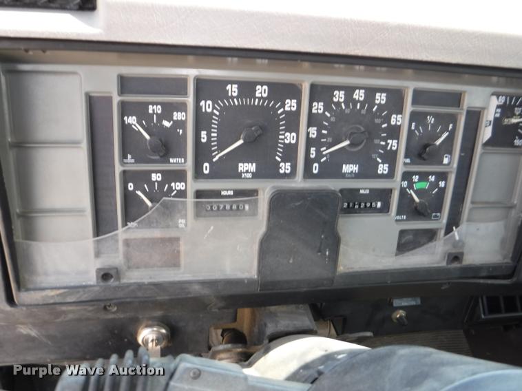 image for item K5915 2001 International 4700 wrecker truck