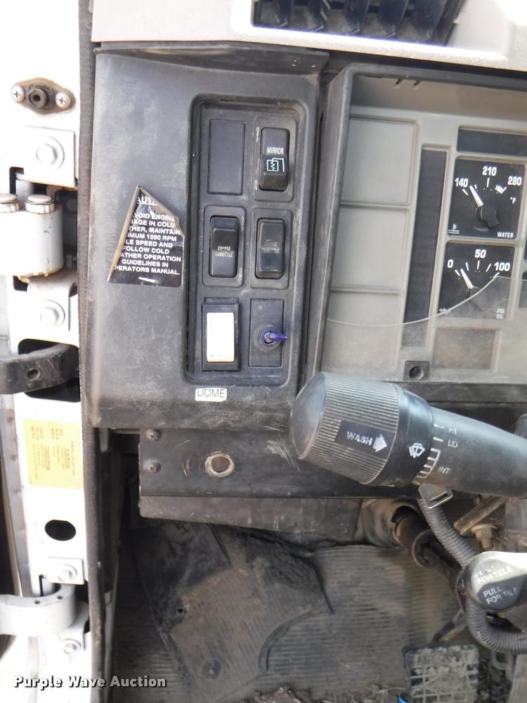 image for item K5915 2001 International 4700 wrecker truck