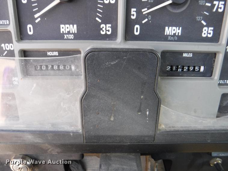 image for item K5915 2001 International 4700 wrecker truck