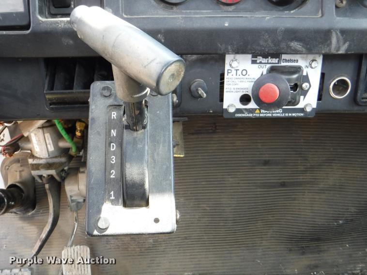 image for item K5915 2001 International 4700 wrecker truck