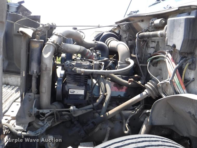 image for item K5915 2001 International 4700 wrecker truck