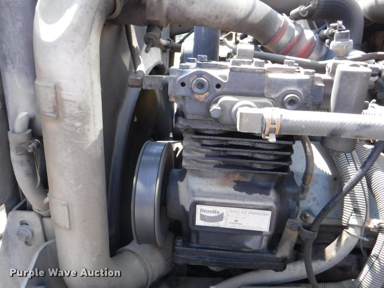 image for item K5915 2001 International 4700 wrecker truck