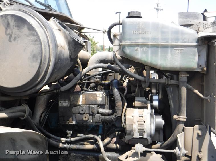 image for item K5915 2001 International 4700 wrecker truck