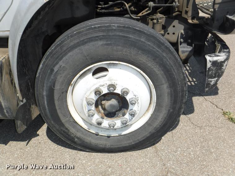 image for item K5915 2001 International 4700 wrecker truck