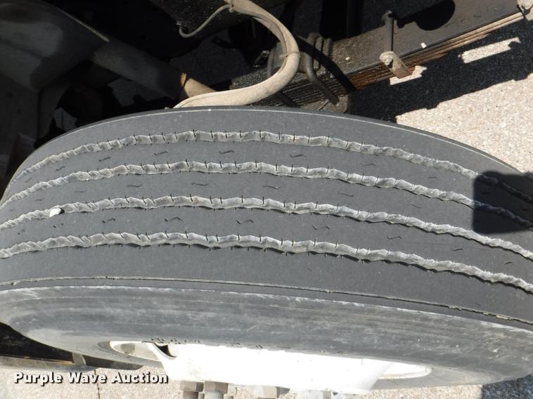 image for item K5915 2001 International 4700 wrecker truck