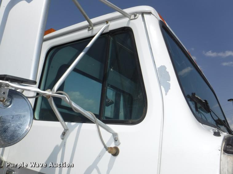 image for item K5915 2001 International 4700 wrecker truck