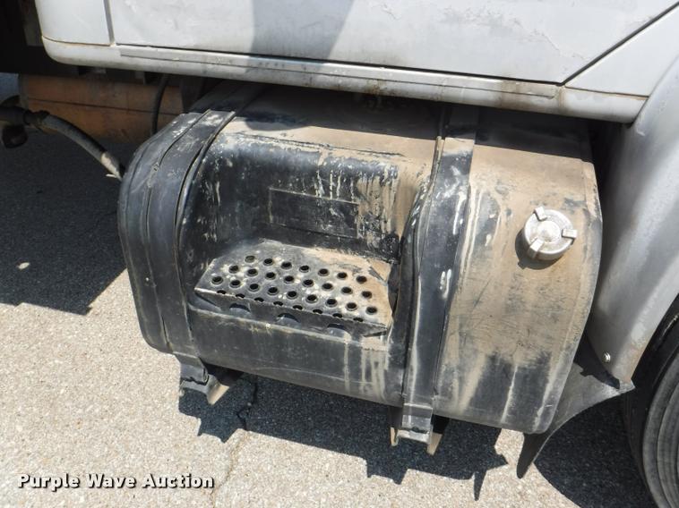 image for item K5915 2001 International 4700 wrecker truck