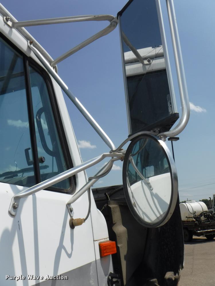 image for item K5915 2001 International 4700 wrecker truck