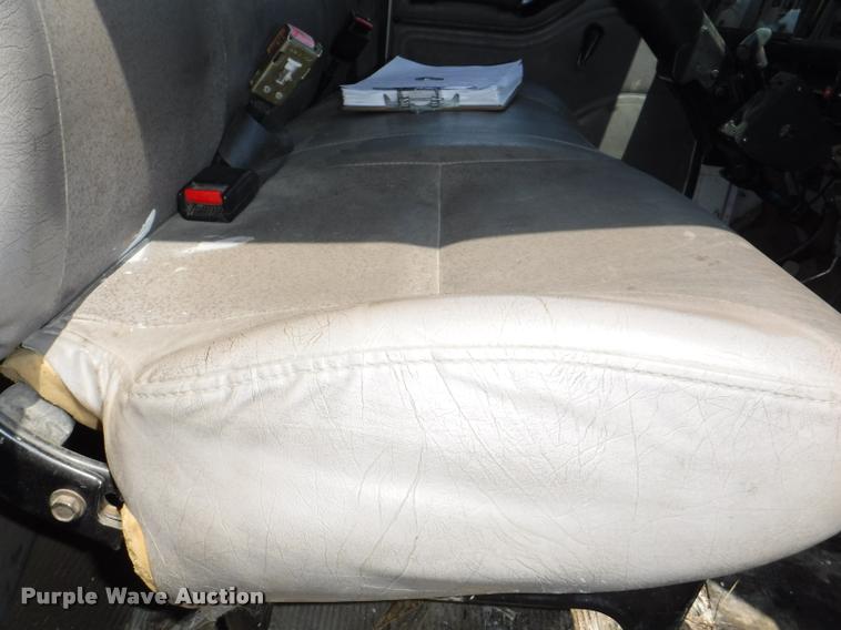 image for item K5915 2001 International 4700 wrecker truck