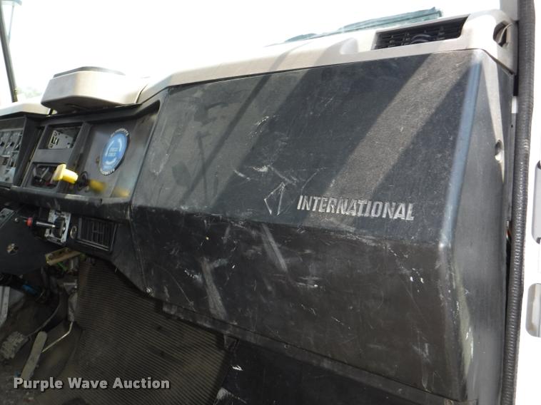 image for item K5915 2001 International 4700 wrecker truck