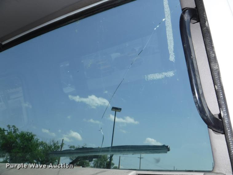 image for item K5915 2001 International 4700 wrecker truck