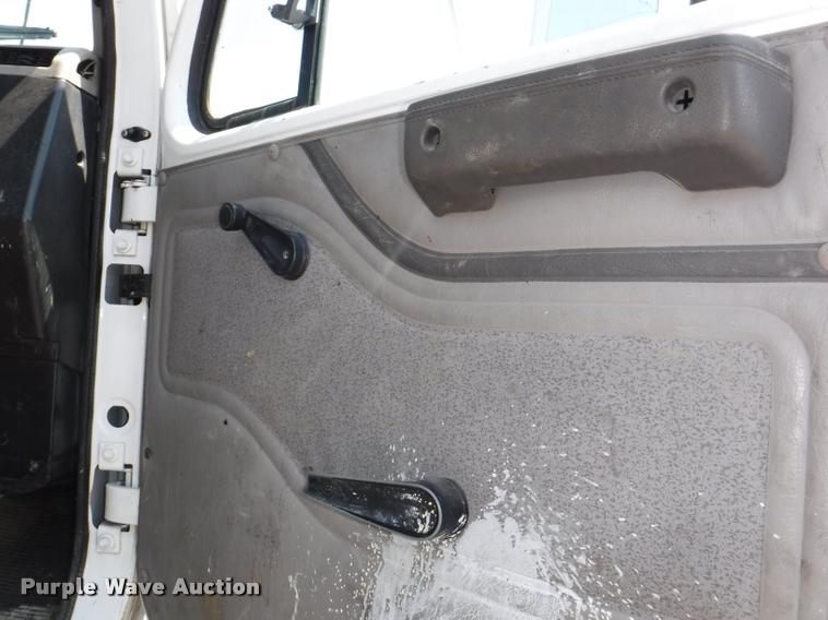 image for item K5915 2001 International 4700 wrecker truck