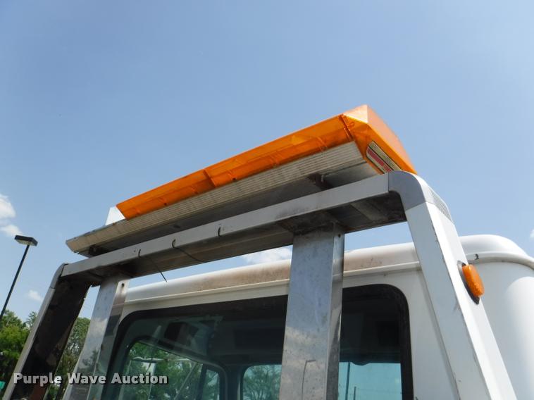 image for item K5915 2001 International 4700 wrecker truck