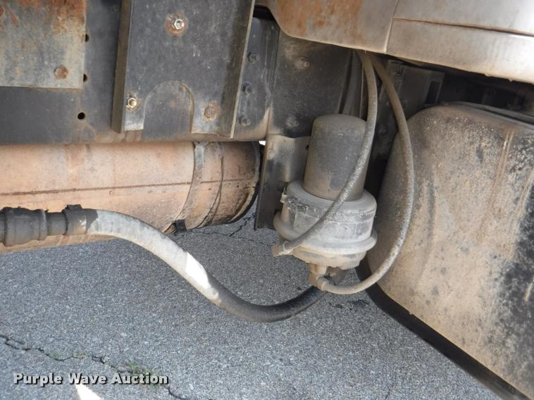 image for item K5915 2001 International 4700 wrecker truck