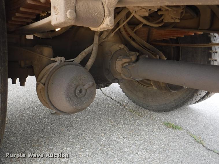 image for item K5915 2001 International 4700 wrecker truck