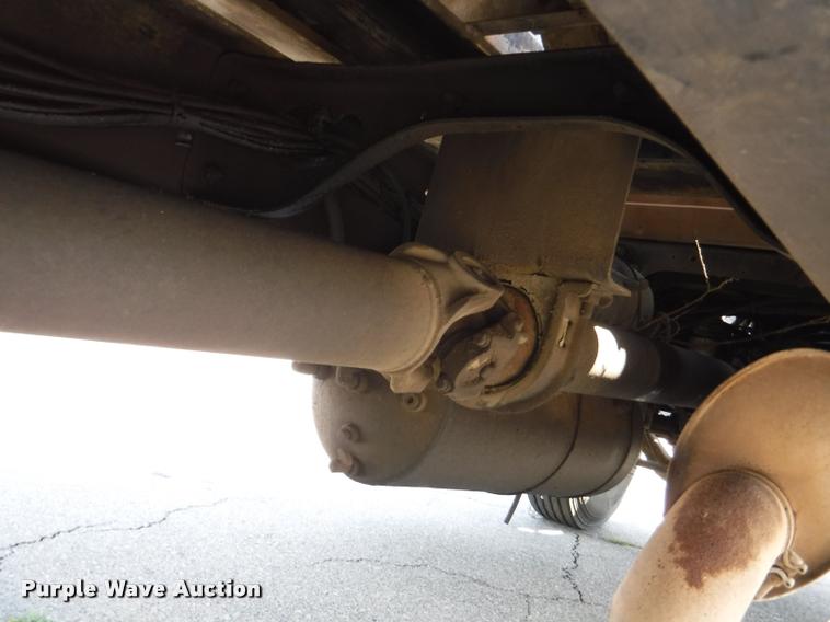 image for item K5915 2001 International 4700 wrecker truck