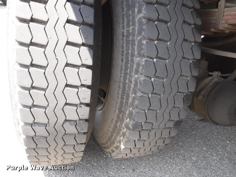 image for item K5915 2001 International 4700 wrecker truck