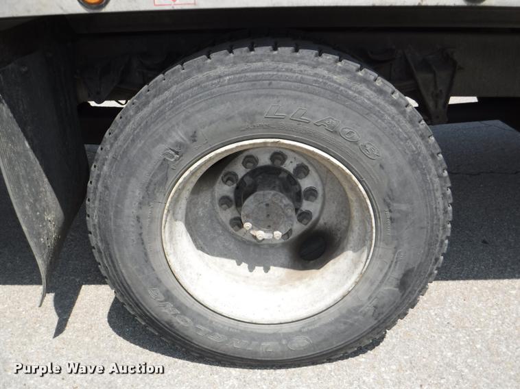 image for item K5915 2001 International 4700 wrecker truck