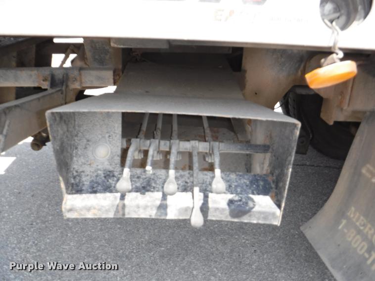 image for item K5915 2001 International 4700 wrecker truck