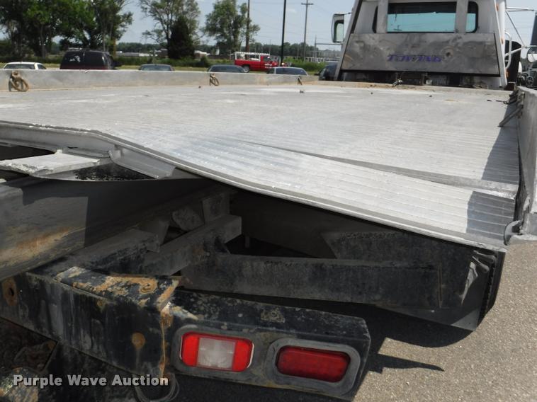 image for item K5915 2001 International 4700 wrecker truck