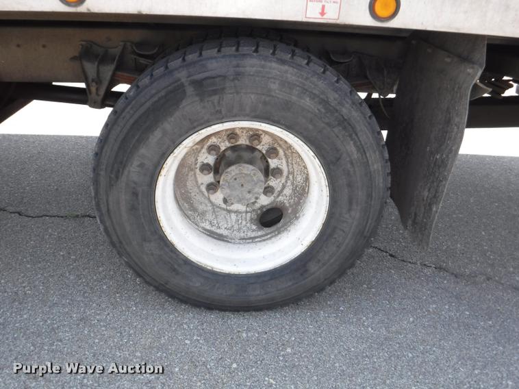 image for item K5915 2001 International 4700 wrecker truck