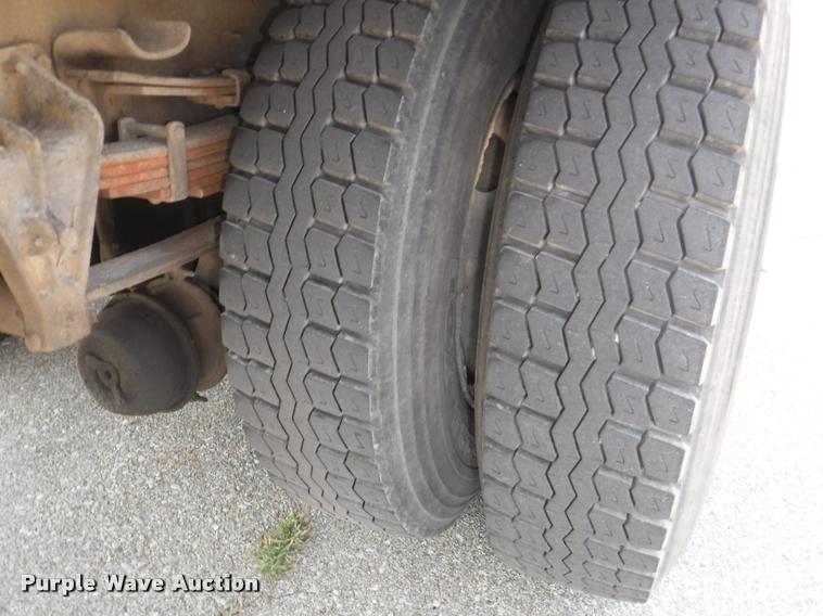 image for item K5915 2001 International 4700 wrecker truck