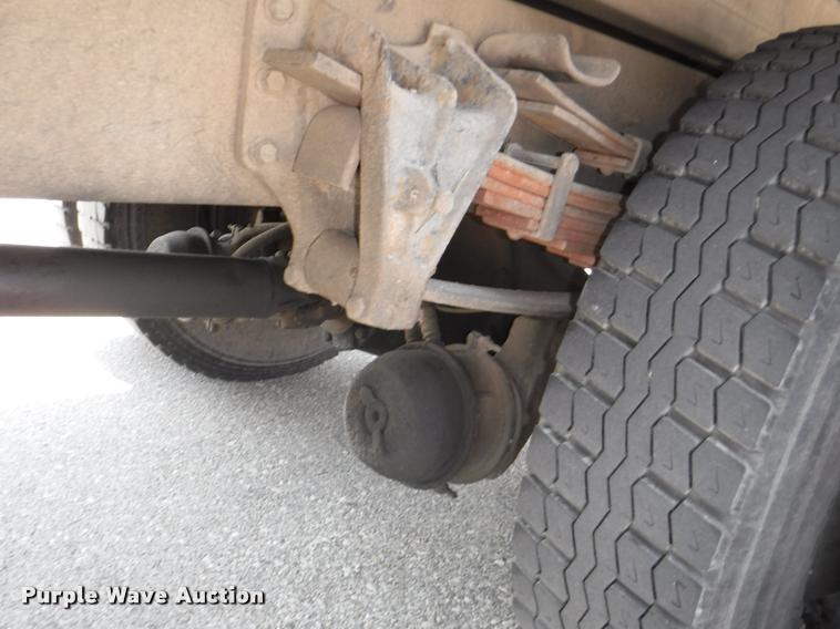 image for item K5915 2001 International 4700 wrecker truck