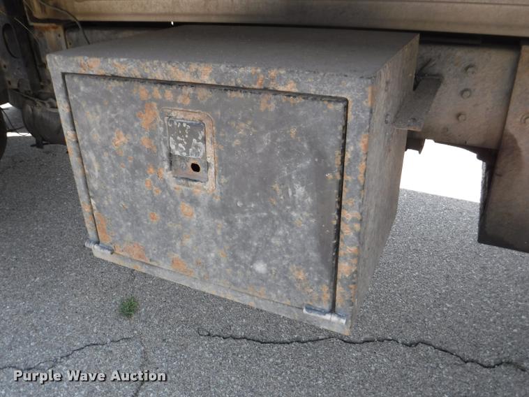 image for item K5915 2001 International 4700 wrecker truck