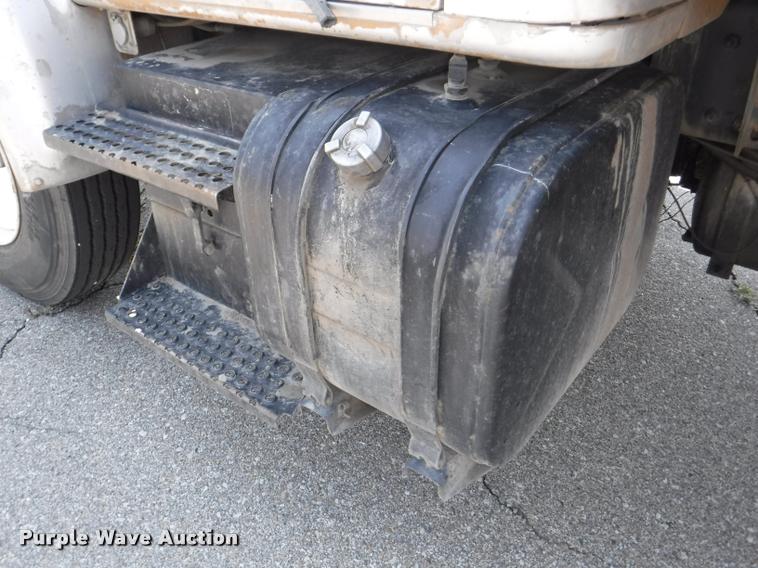 image for item K5915 2001 International 4700 wrecker truck