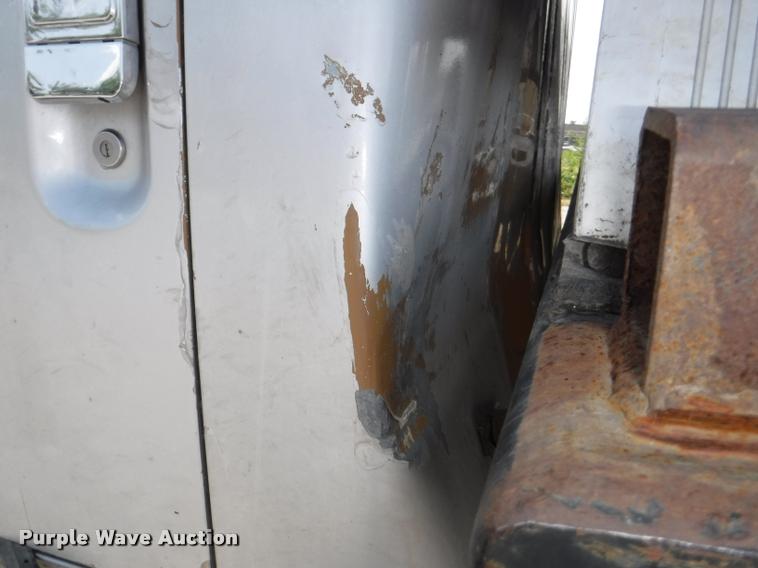 image for item K5915 2001 International 4700 wrecker truck