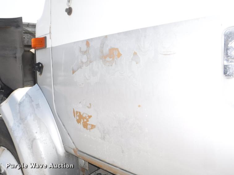 image for item K5915 2001 International 4700 wrecker truck