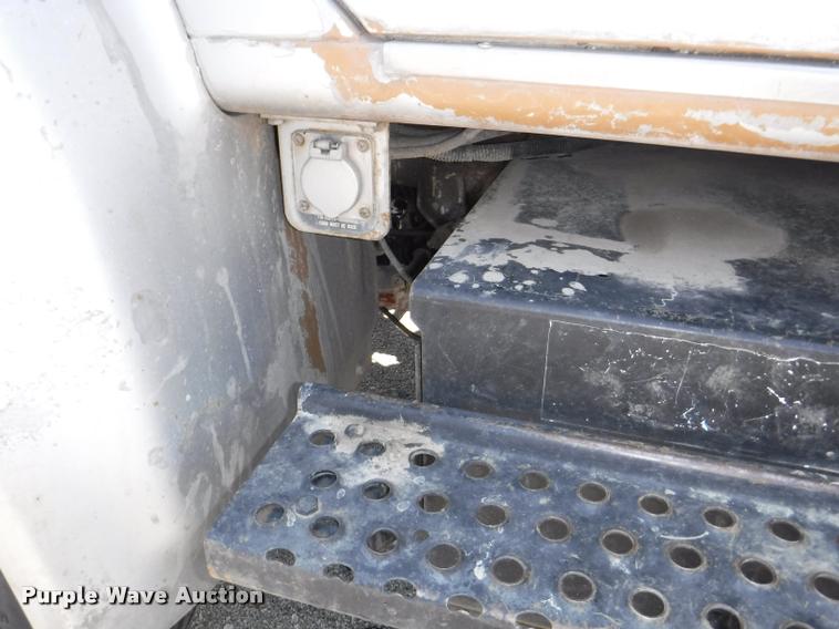 image for item K5915 2001 International 4700 wrecker truck